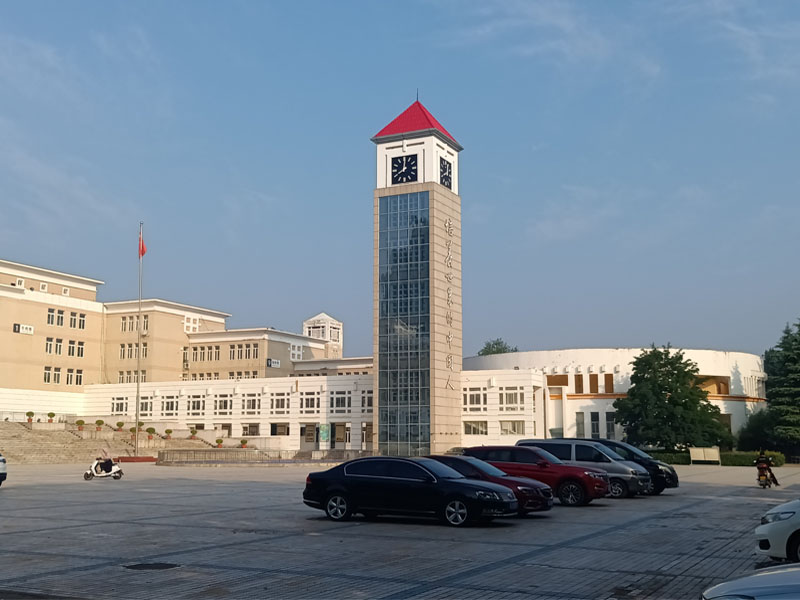 河南省鄭州市一座塔鐘，由塔鐘維修廠(chǎng)家-煙臺(tái)金針?biāo)娪邢薰居?023年修復(fù)